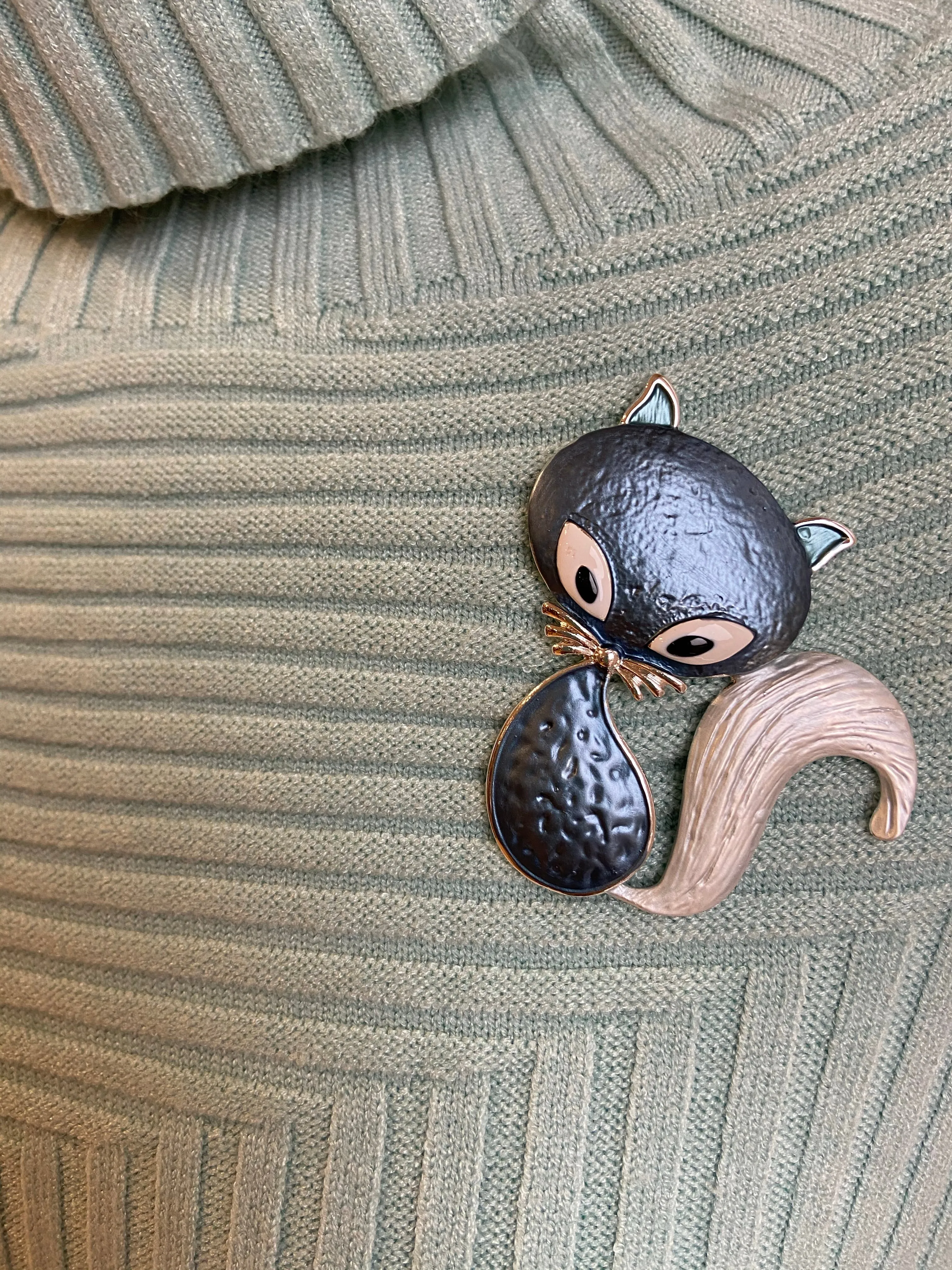 Magnetic cat brooch