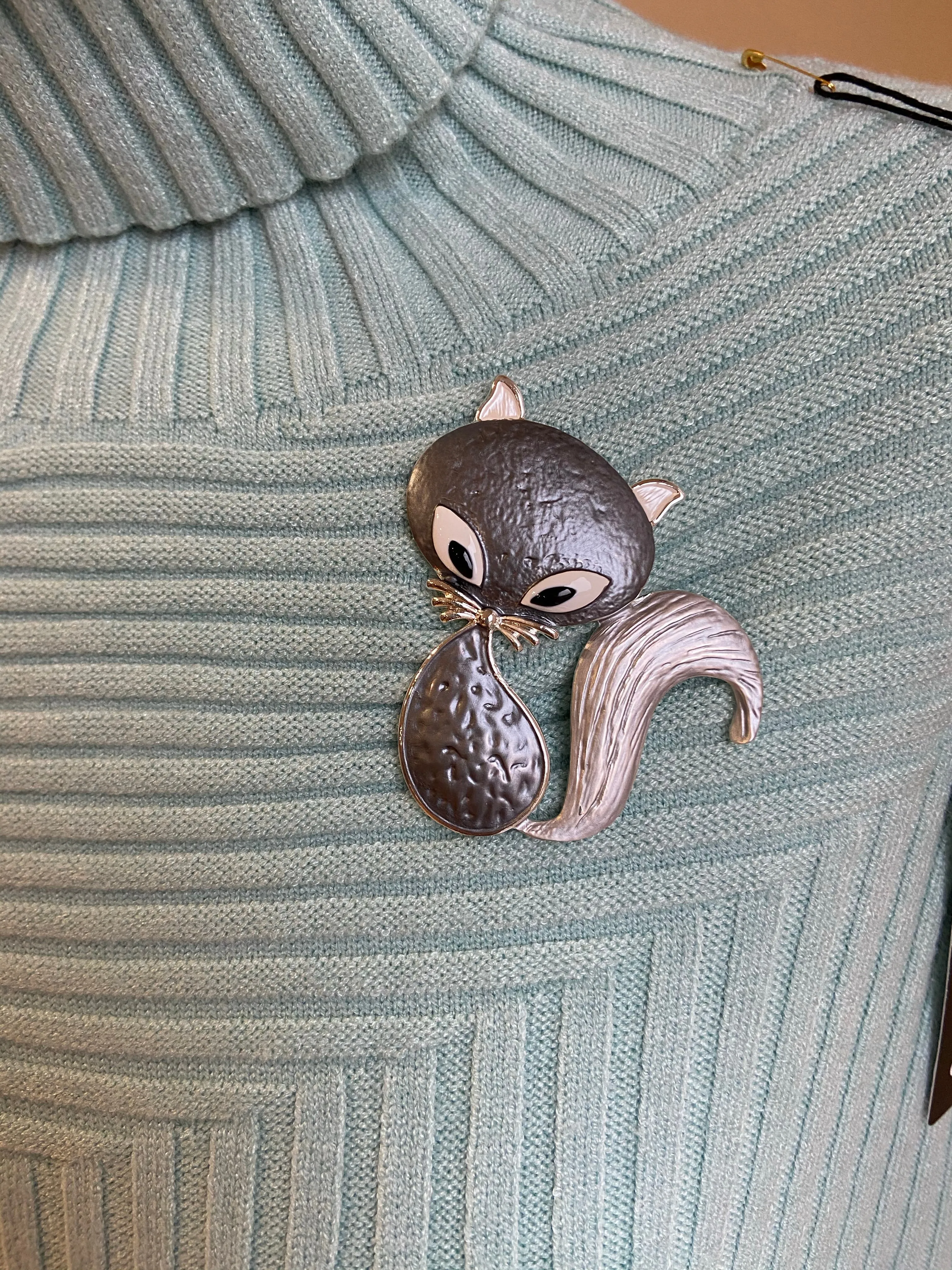 Magnetic cat brooch